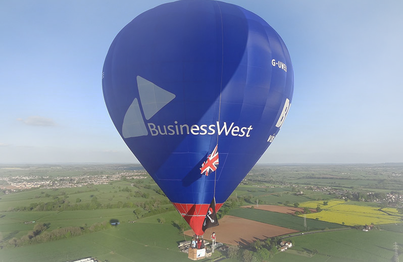 bw_export's tweet photo. 🎈 It was an early start this morning for Helen Hodgson from our dynamic International Trade Services team and Dawn Taylor, from @KerryFoodserv, as they kicked off their day with an exhilarating airborne adventure at the #BristolBalloonFiesta! https://t.co/o2z330mBcV