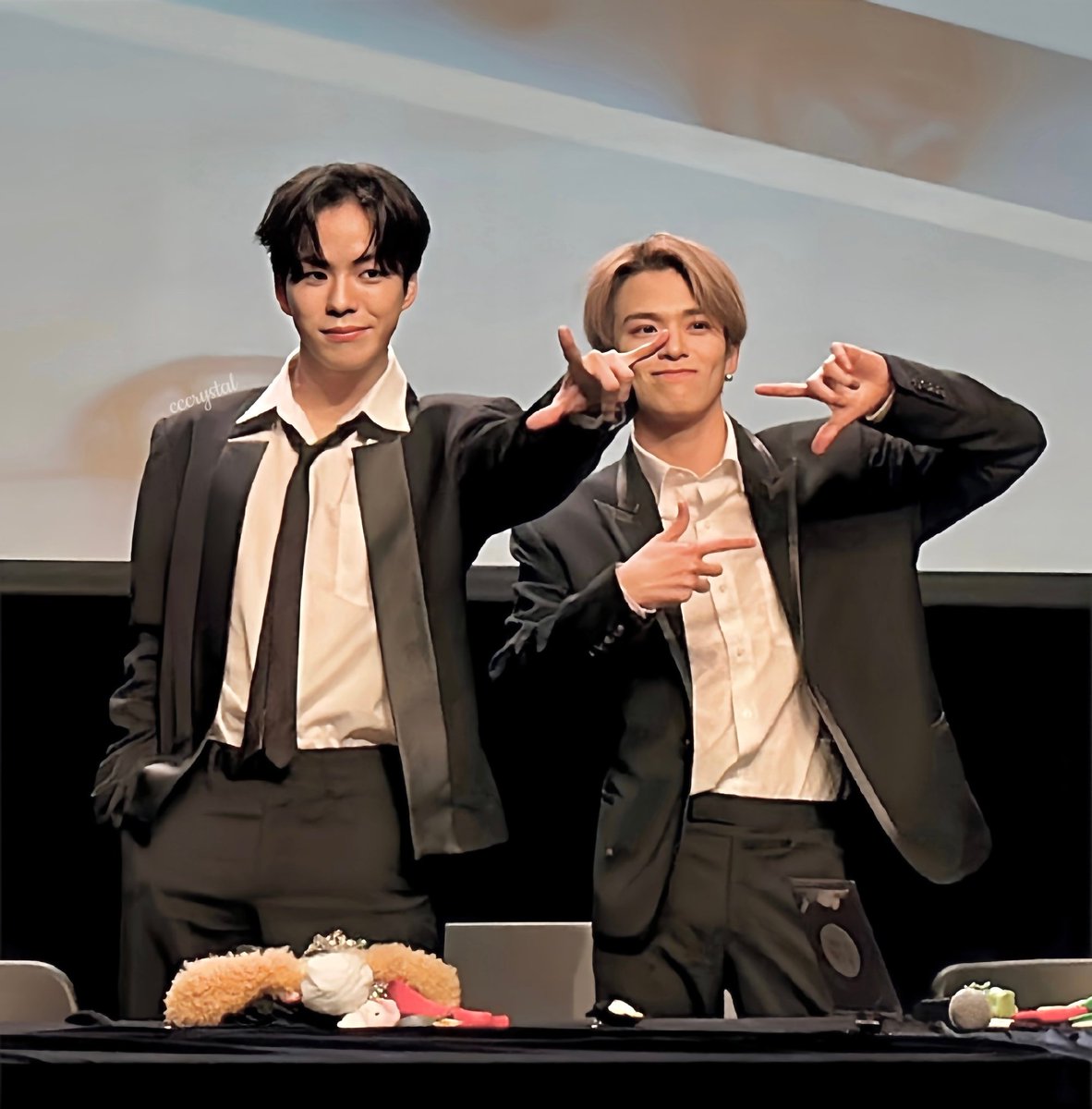 vvhiteconverse's tweet photo. 사진 또 떴당https://t.co/dwJB8JiYY6 https://t.co/SHyFfXPZYk