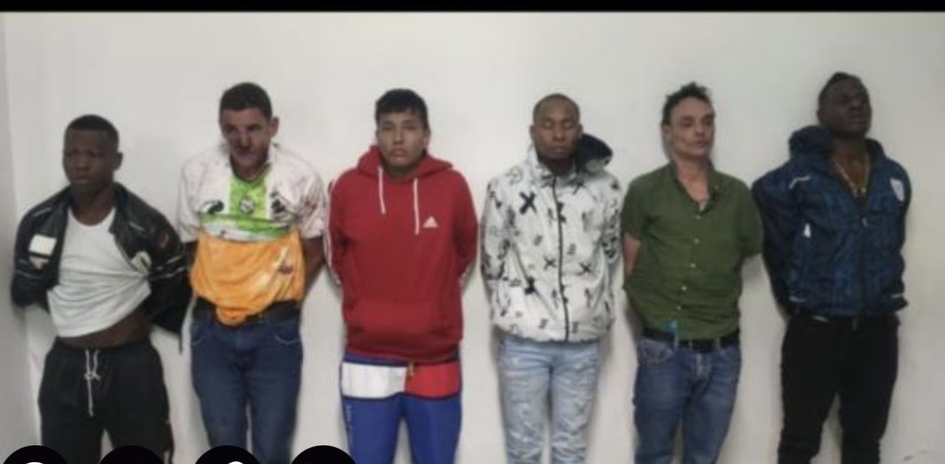 Ricardo_Vanegas's tweet photo. 3 POLÍTICOS! En los celulares de los 6 sicarios detenidos por el asesinato de Fernando Villavicencio se señala que existen comunicaciones telefónicas con  políticos ecuatorianos. Habiéndose dictado el inicio de la instrucción fiscal esos documentos son públicos y el país requiere saber quienes son esos políticos y si hay otros ciudadanos ecuatorianos que se comunicaban con estos asesinos. La investigación debe también establecer ¿por qué los custodios y Fernando no tenían chalecos antibalas?, ¿por qué salieron por la puerta delantera del lugar donde estaba el acto?, ¿por qué no había un conductor en esa camioneta y policías colocados en el frente y a los lados de la camioneta?, ¿por qué trasladaron al que disparó a Fernado a la unidad de flagrancia si estaba supuestamente herido y no a un hospital con custodia?