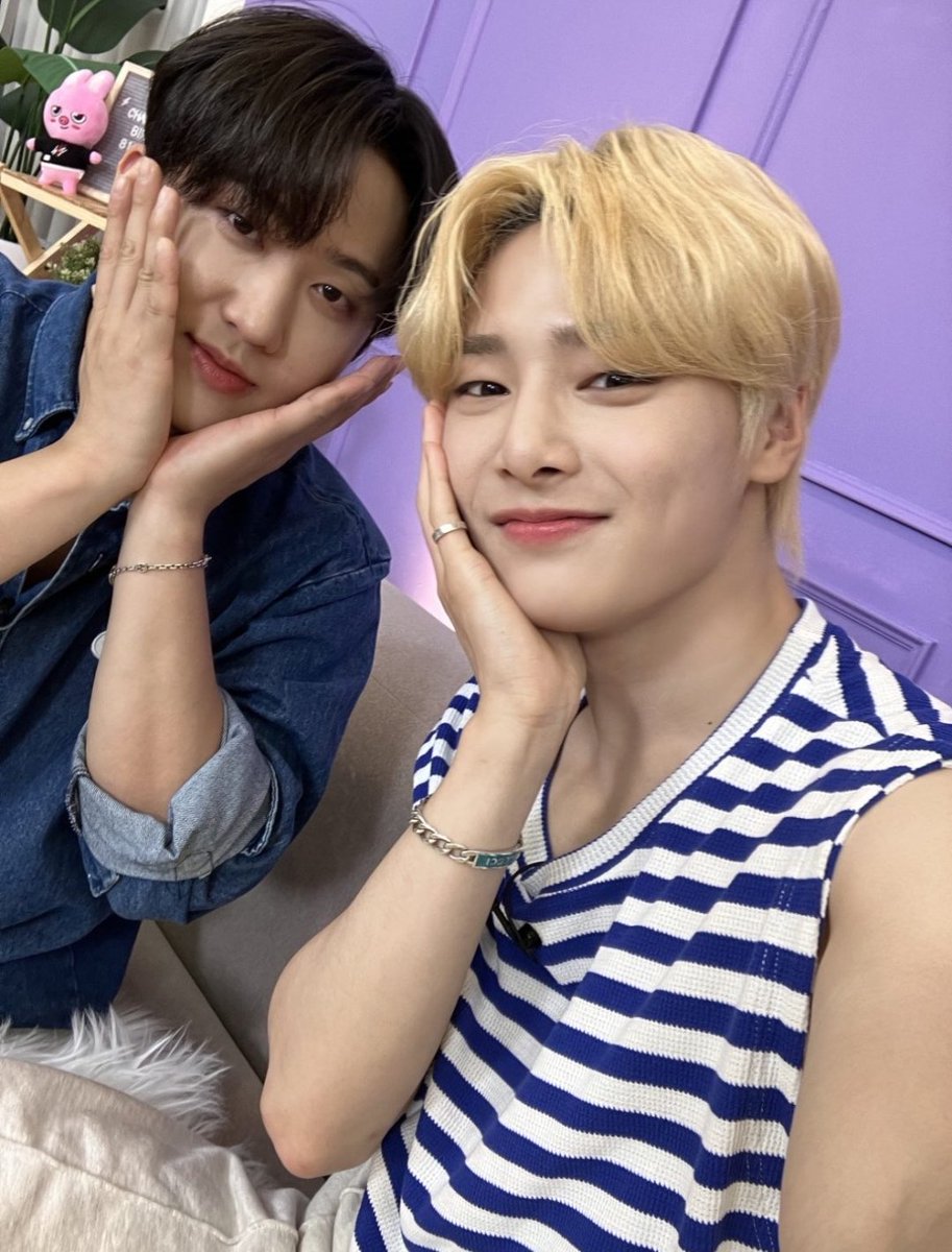 viraltakes's tweet photo. Jeongin shares new selfie with Changbin to wish him a happy birthday 🎈 https://t.co/eoQxgVq3l8