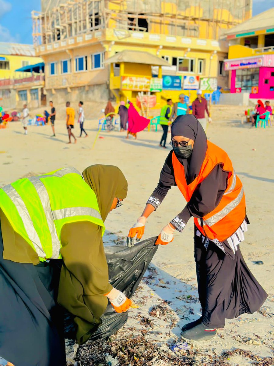 Somwecc's tweet photo. Joined forces for a fantastic #FridayBeachCleanup today! 🌊🏖️ Together, we're making waves in the fight against #plasticpollution and showing love for our planet.
Let's keep our beaches beautiful and inspire positive change! 🌍🌱 #CommunityAction #CleanBeaches
#WEEK94
#SWECC https://t.co/Vct2h84AAn
