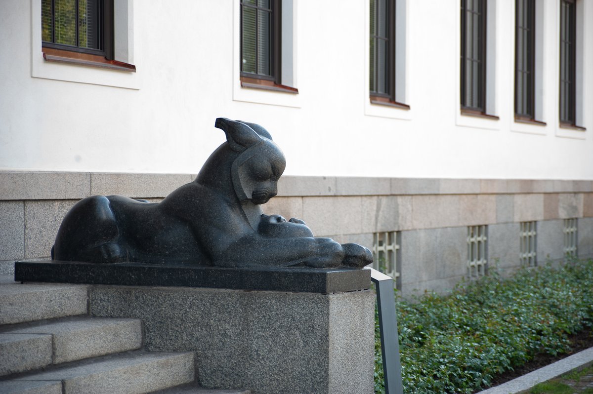 #Serlachius-museo Gustafin juhlavaa sisäänkäyntiä vartioivat Jussi Mäntysen ilvesveistokset (Äidin ylpeys, 1935). Paperiyhtiön entisen pääkonttorin #arkkitehtuuri vastasi tarkasti vuorineuvos Gösta Serlachiuksen kauneusihanteita. thinglink.com/card/159514095…