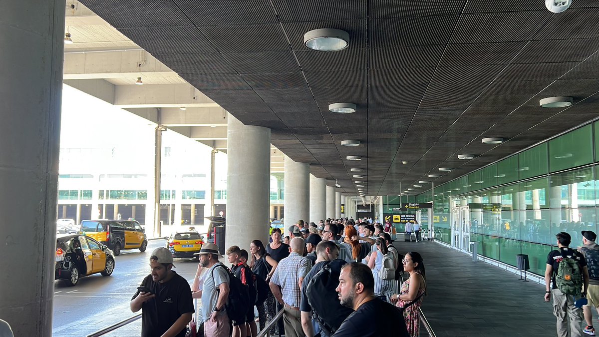 Santakokoko's tweet photo. Parada de taxis del aeropuerto, no teneis vergüenza putos taxistas hijos de puta ojala uber os destroce la existencia https://t.co/F8DHP9N8IY