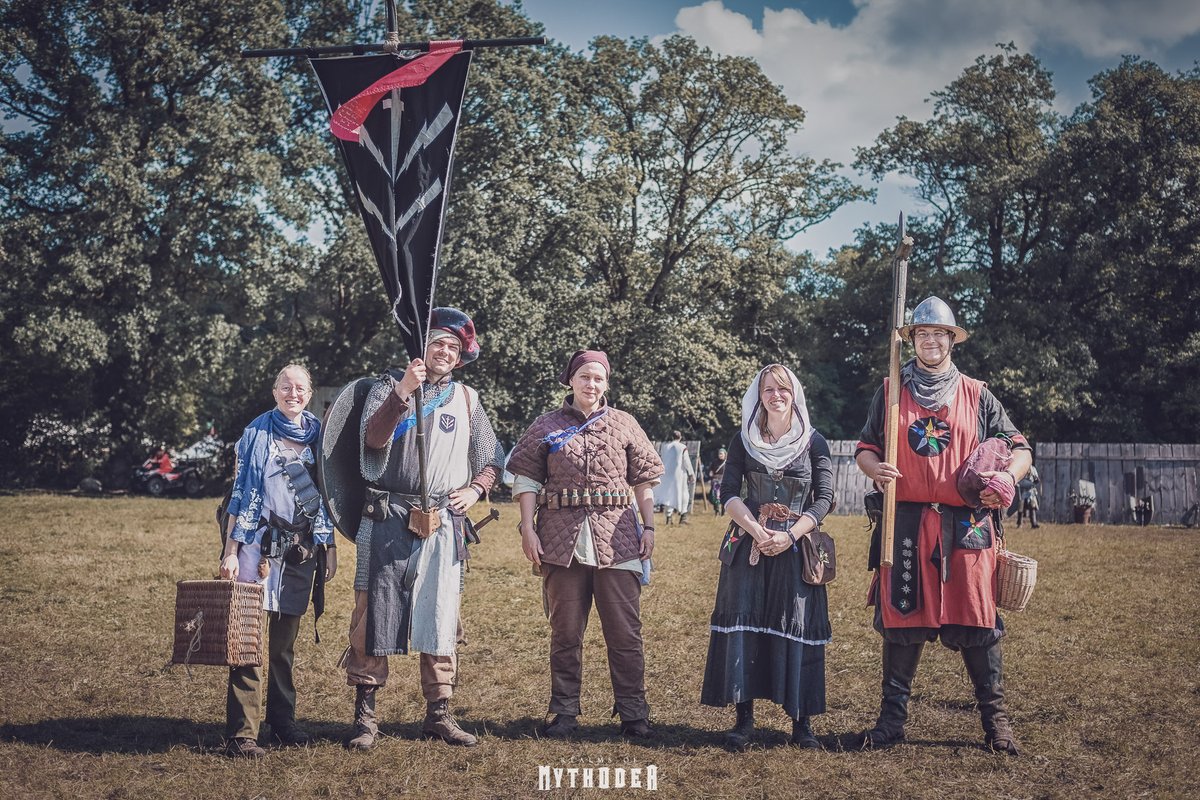 lui_log's tweet photo. Anyway we interrupt this feed for an important update: LARP is back and for the first time ever there's an official #ConQuestofMythodea photo of me ☺️. @3Dgroovanstones once asked to see my character outfit, so here's me, battle ready, surrounded by exceedingly pretty companions: https://t.co/3y2vVl9aR1