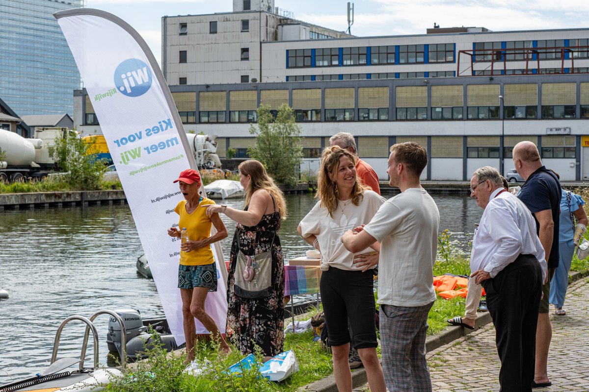 WIJrijswijk's tweet photo. In de Rijswijkse haven werd vandaag door Rijswijkers enthousiast gesuppt. Tijdens het suppen werd afval uit het water gehaald en in vuilniszakken verzameld.

https://t.co/O5MZK6OiXQ

#zomer #lokaal #rijswijk #samenmakenwijrijswijk #kiesvoormeerwij https://t.co/xtPso6XToC