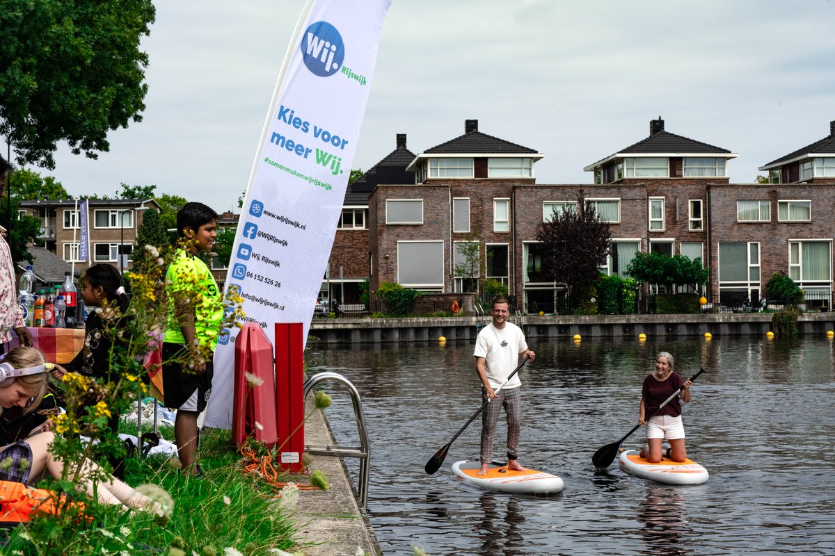 WIJrijswijk's tweet photo. In de Rijswijkse haven werd vandaag door Rijswijkers enthousiast gesuppt. Tijdens het suppen werd afval uit het water gehaald en in vuilniszakken verzameld.

https://t.co/O5MZK6OiXQ

#zomer #lokaal #rijswijk #samenmakenwijrijswijk #kiesvoormeerwij https://t.co/xtPso6XToC