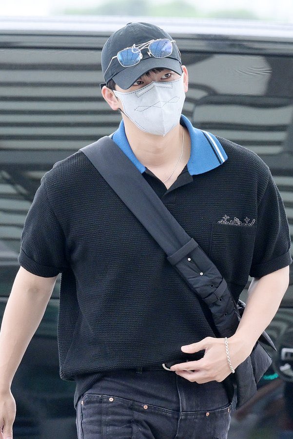loverzzing's tweet photo. 와…서잉국 어깨..머선일이고…..🤭 https://t.co/gz1lm65LBd