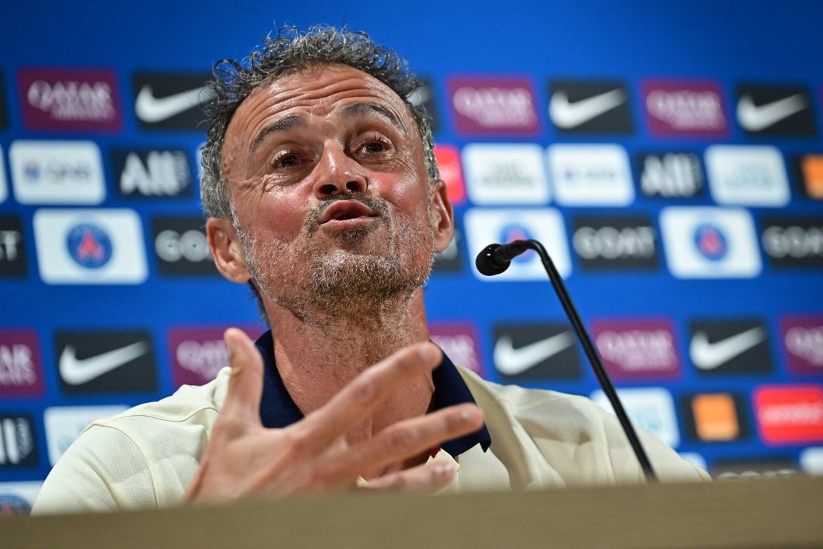 FabrizioRomano's tweet photo. Luis Enrique on Ousmane Dembélé deal: “Ousmane is not a PSG player yet so he won’t be here tomorrow. There is just a little something missing…”. 🔴🔵🇫🇷

“We can say that he’s 99% PSG player”. https://t.co/c56f8ORPPj