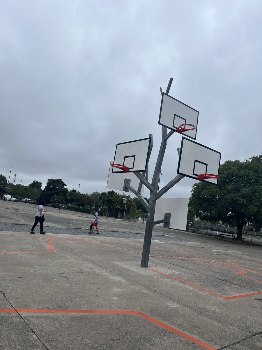 leslie_bin's tweet photo. Hoop of the day - Les Machines de l'Île
@dave_severns 

#GatetoFrance @ColgateMBB @coachstaze @Pat_Moore5 @CoachT_Meaux @camcrocker_ https://t.co/e0iequaoGD