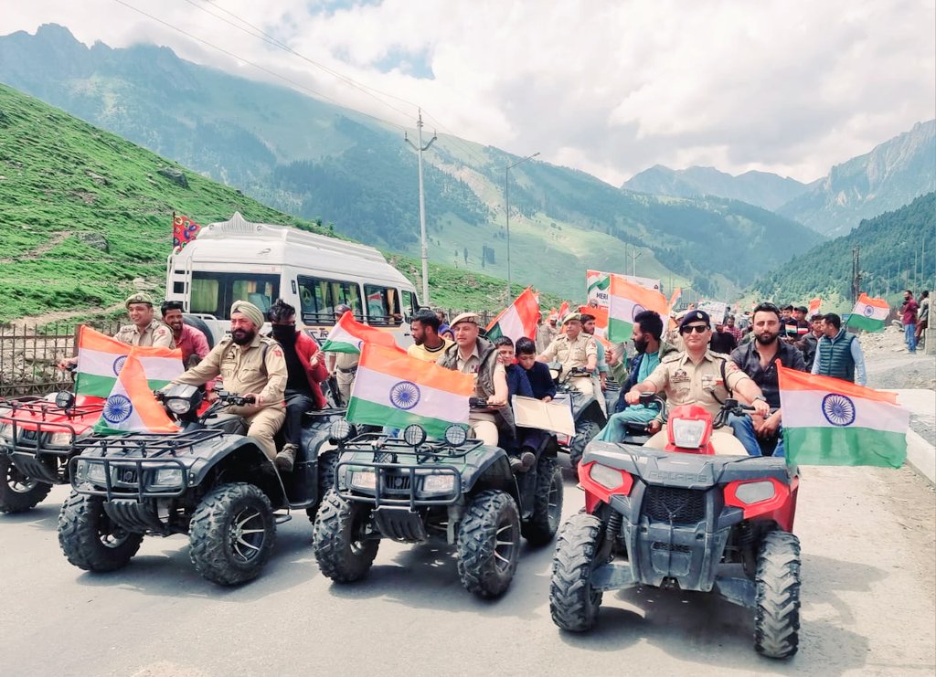 Gbl_Police's tweet photo. #GanderbalPolice organised #TirangaRally in the jurisdiction of PS Sonamarg under the theme “Meri Maati Mera Desh” Campaign.
The Police Officers, Officials, School Students, Youth & respectable citizens of the district participated in #TirangaYatra with huge fervour & enthusiasm by singing Patriotic songs. The rally was devoted to #VeerJawans, who have sacrificed their precious lives for the sake of the Nation.
@JmuKmrPolice 
@KashmirPolice 
@sujitpchauhan 
@NikhilB__IPS