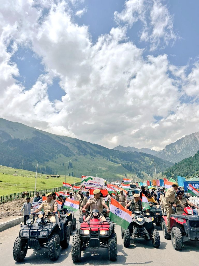 Gbl_Police's tweet photo. #GanderbalPolice organised #TirangaRally in the jurisdiction of PS Sonamarg under the theme “Meri Maati Mera Desh” Campaign.
The Police Officers, Officials, School Students, Youth & respectable citizens of the district participated in #TirangaYatra with huge fervour & enthusiasm by singing Patriotic songs. The rally was devoted to #VeerJawans, who have sacrificed their precious lives for the sake of the Nation.
@JmuKmrPolice 
@KashmirPolice 
@sujitpchauhan 
@NikhilB__IPS