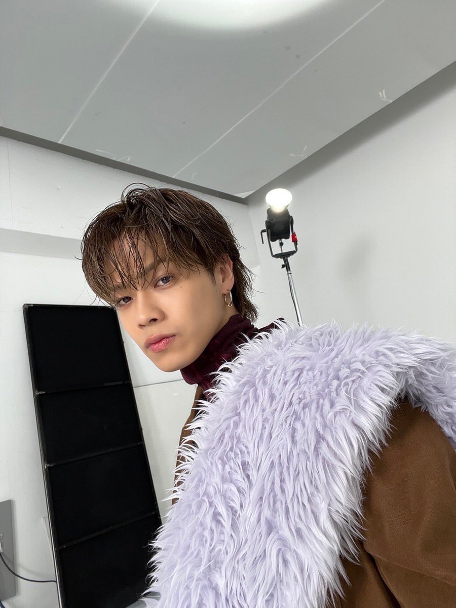 照明が俺を照らしている