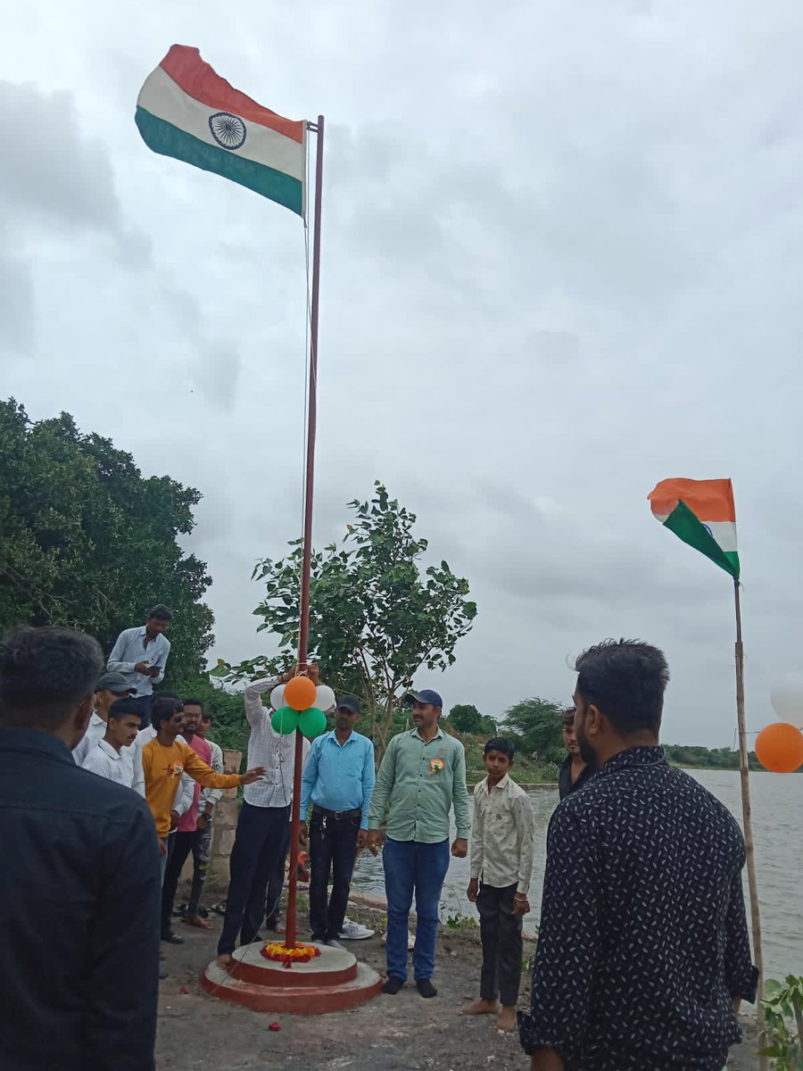 MGNREGASUR's tweet photo. આજરોજ મુળી તાલુકાના ટીકર(પર) ગામે "મારી માટી મારો દેશ"કાર્યક્રમ માં અમૃત સરોવર પર માટીયાત્રા, શીલાફલક નું અનાવરણ, વીરો કો વંદન, વસુધાવંદન, રાષ્ટ્રધ્વજને સલામી, ગ્રામસભ કાર્યક્રમો ગ્રામજનોની બહોળી હાજરીમાં થયા. @mopr_goi @CollectorSRN  @MgnregaGoi @MGNREGAGujarat @RaghavjiPatel https://t.co/5QE6XMCIMI