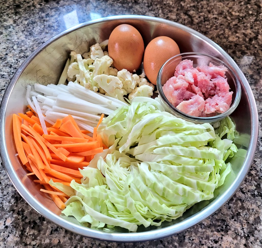 Fsriaroon's tweet photo. เย็นนี้ทำผัดวุ้นเส้นอร่อยใช้ได้เลย ไว้ซักครู่มาบอกสูตรนะ😍 https://t.co/lpudCUJ1ln