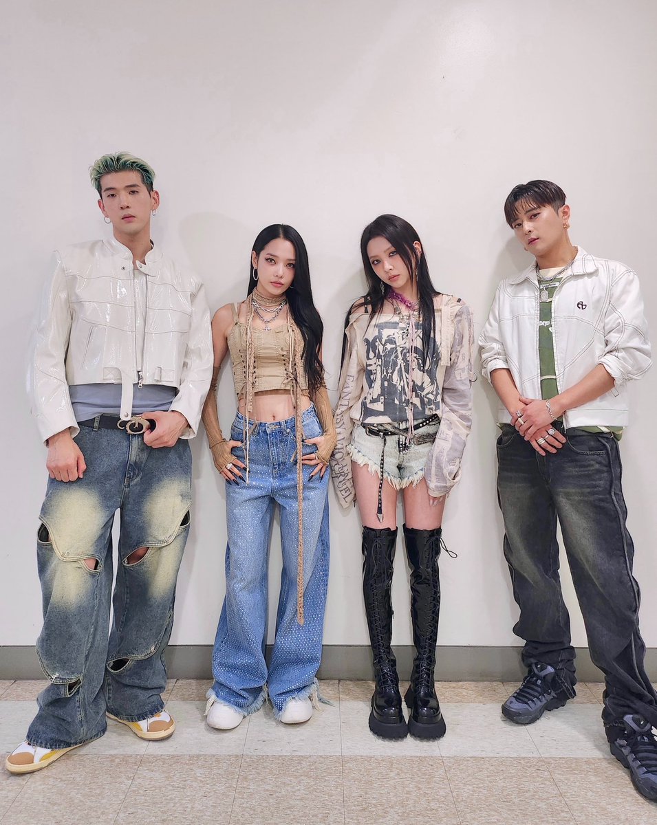 KARD_Official's tweet photo. [#KARD]
230811
2023 새만금 세계스카우트잼버리 
케이팝 슈퍼라이브 📷

#KARD #카드
#세계스카우트잼버리 https://t.co/QKnG2Yz05X