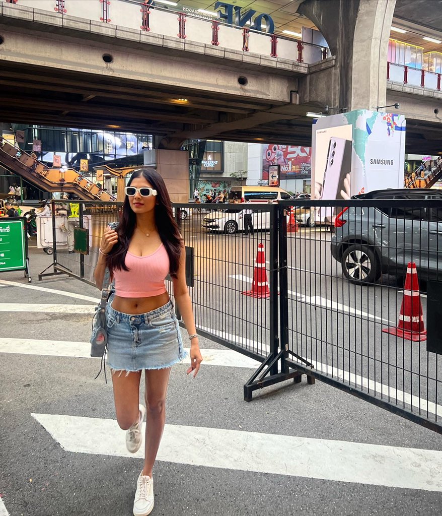 MalavikaM_'s tweet photo. 🌻💕🏙👧🦋 https://t.co/mKZr1jVIuH