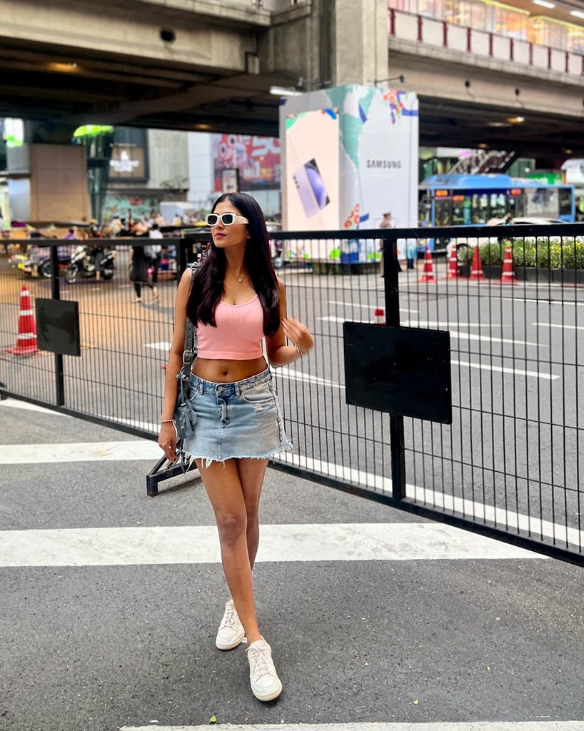 MalavikaM_'s tweet photo. 🌻💕🏙👧🦋 https://t.co/mKZr1jVIuH