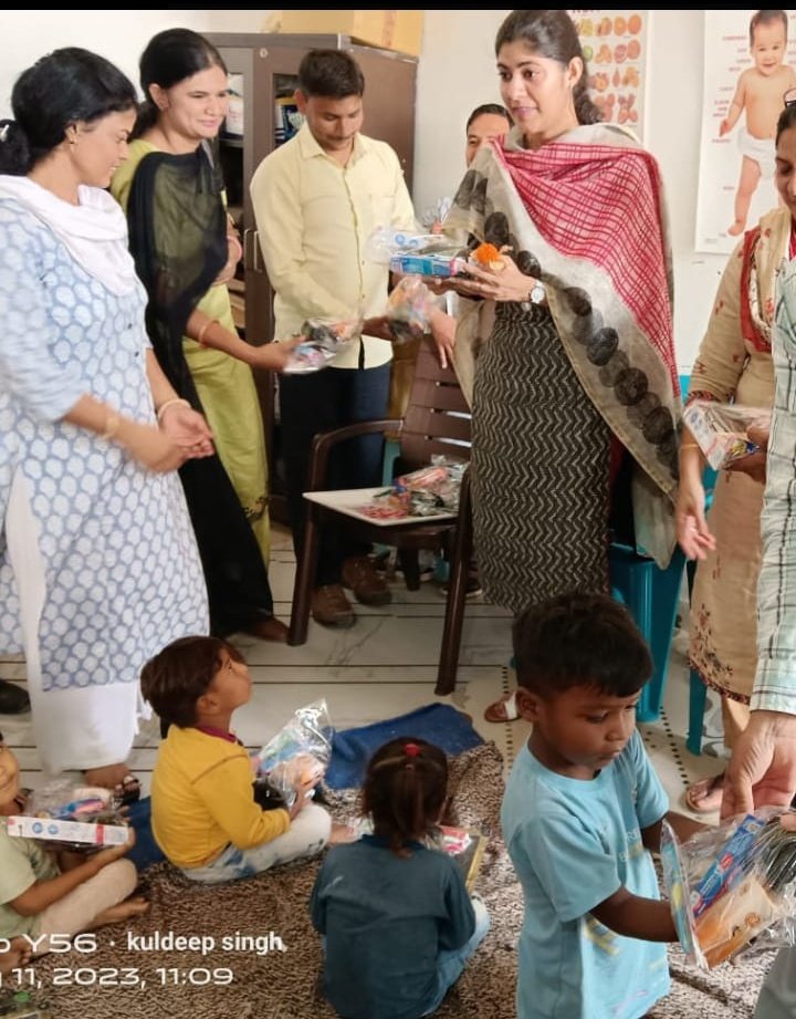 dipronarnaul's tweet photo. अतिरिक्त उपायुक्त वैशाली सिंह की अध्यक्षता मेें आज किशोर न्याय अधिनियम के तहत रजिस्टरड स्लम जागृति ओपन शैल्टर होम पटीकरा में गठित कमेटी द्वारा तिमाही निरीक्षण किया गया। इस मौके पर एडीसी ने बच्चों को प्रतिदिन काम आने वाली स्वच्छता किट भी वितरित की। https://t.co/cYbIVcp6VL