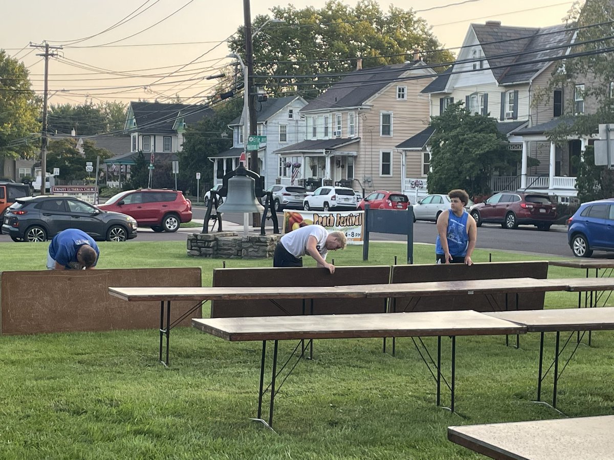 Hawgs getting out early this morning helping out in the community setting up for the Peach Festival! Come on out to tomorrow to the Peach Festival at Trinity Lutheran Church from 4pm-8pm! #onecommunity