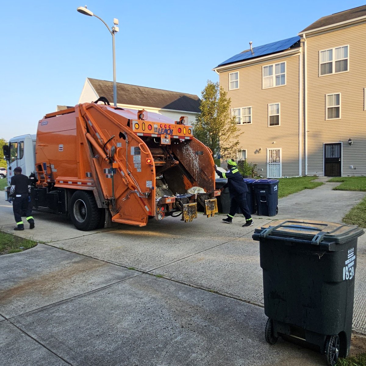 Can we give the mighty @DCDPW / @AFSCME union sanitation workers some love for the hard work they do! It's like 8am & already 75 degrees! #sedc #ward8 #washingtondc #thedistrict #districtofcolumbia #unionjobs #1u #unions #fridaymorning