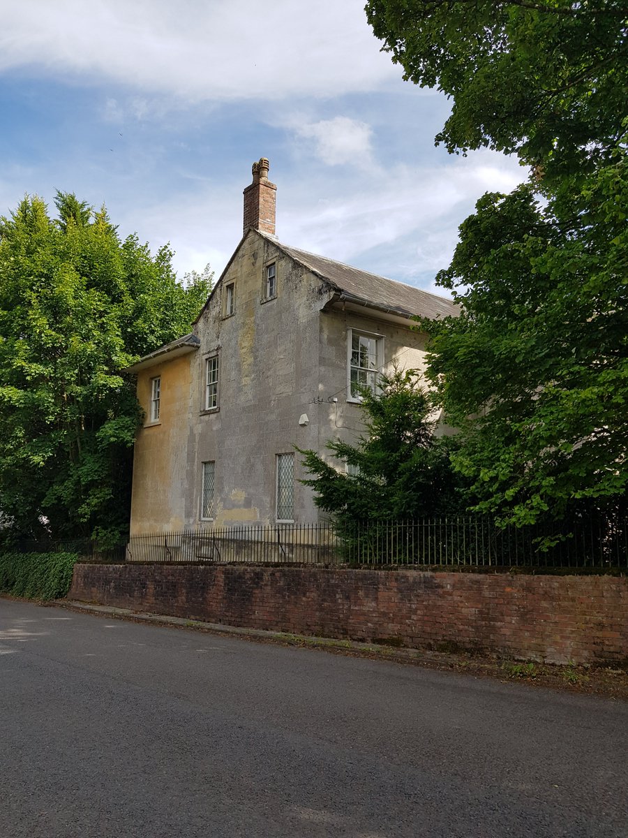 TheHistoryMouse's tweet photo. A look at a last building in #Codford #Wiltshire. The village is a linear development and the high street is of significant length. The majority of the substantial houses are either set back from the road or gable end on and so it's impossible to see most of the grander facades https://t.co/ukvI2iqJyn