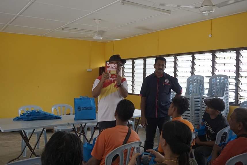 AbbasBinAzmi's tweet photo. Menyantuni orang asal di Perkampungan Orang Asli Sungai Rasau

UNDI ABBAS AZMI
HARAPAN | CALON NO.3

Perpaduan Demi Kestabilan &amp; Kemakmuran

“Melestarikan Komuniti”

#TeamAbbasAzmi
#AbbasAzmi4SeriSerdang
#PerpaduanReady
#ArusMerahKuning
#KitaSelangor https://t.co/w4zbkegvQg
