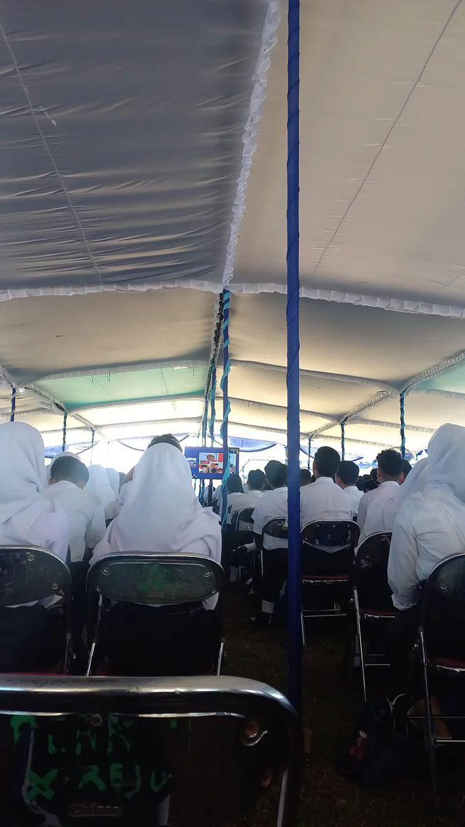 gejariii's tweet photo. sumpah selama upacara aku sendiri dri awal smpe akhir😭😭
keaaaaa, gada temen anjir😭😭😭 https://t.co/bESIktwoAJ