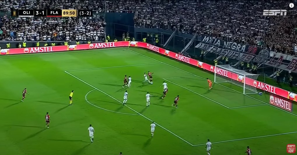 alvescaio_10's tweet photo. Alguém consegue explicar porque não é considerado o último toque do Ayrton lucas na bola? https://t.co/u5Y2iHtL7l