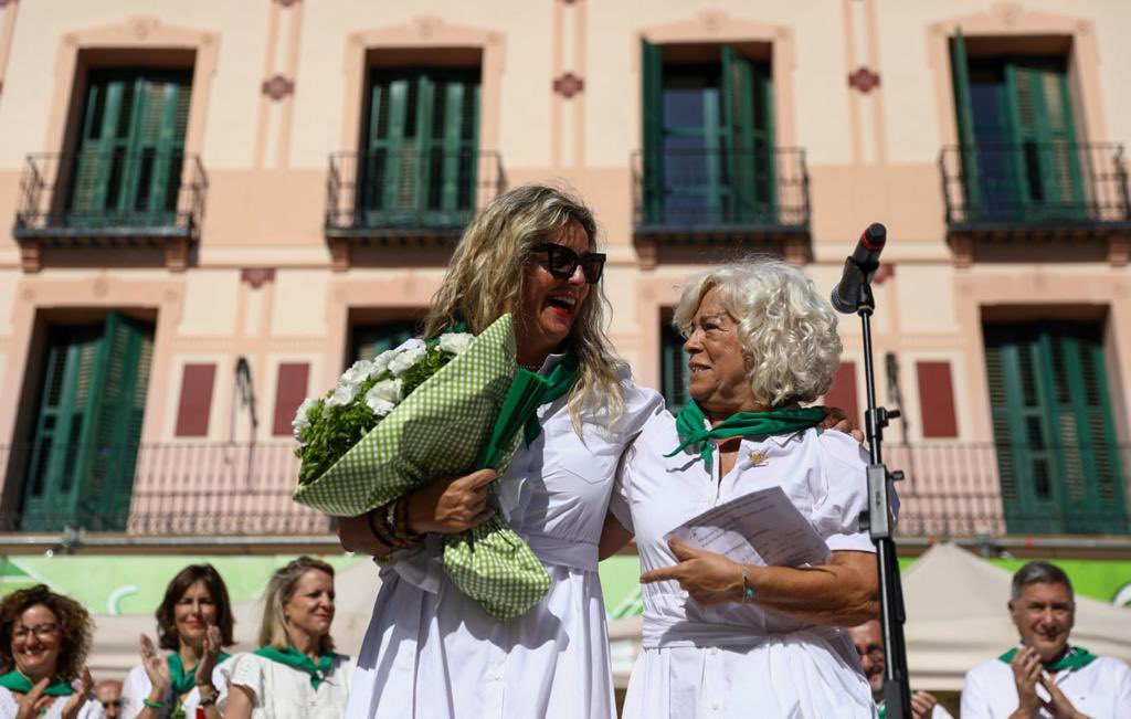 comerciohuesca's tweet photo. Enhorabuena Rosa 💚

✳️ Tu trayectoria en el comercio de Huesca ha dejado una huella imborrable.
✅ Has sido un referente en el #comerciodehuesca 

¡Disfruta del merecido homenaje! 
#FiestadelComercio 🌱🛍️

#Huesca #SanLorenzo #FiestasdeSanLorenzo
#sanlorenzohuesca @aytohuesca https://t.co/SavfNcDhHj