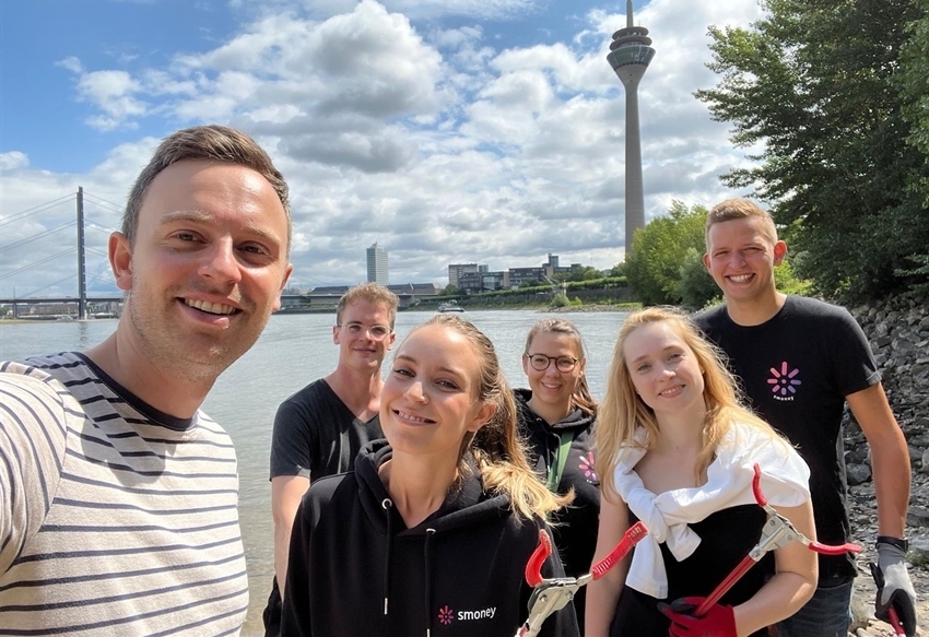 sskduesseldorf's tweet photo. #WeilsUmMehrAlsGeldGeht: Bei einer gemeinsamen Müllsammelaktion mit Blockblocks Cleanup und der #smoney Community haben wir das Rheinufer von 300 kg Müll befreit.🌎
♻️Ein Teil des Mülls landet nicht auf der Deponie, sondern tritt nun eine neue Runde im Wertstoff-Kreislauf an. https://t.co/ZvobMaPewy