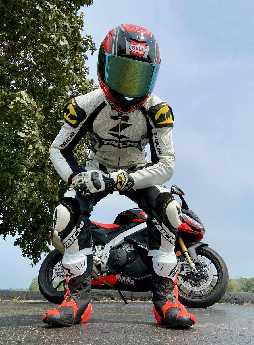 ApriliaRiderV4's tweet photo. Are you geared up for #FullCoverageFriday ?
#aprilia #BellHelmet #RSTaichi #SupertechR https://t.co/VibOM1Sq0c