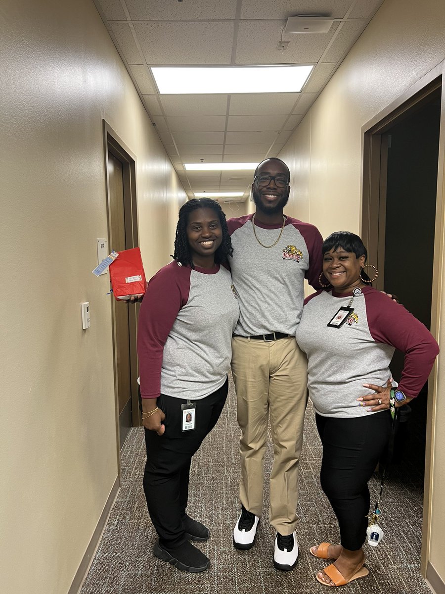 It’s a birthday guys!  Happy birthday and first day to Principal Kimble and Washington Shores.  What an amazing and calm beginning.  Thanks Team Awesome- AP Coley!  <a href="/WilliamMSES/">WilliamMSES</a> <a href="/RaquelFlo/">Raquel Flores</a> <a href="/OCPSDeputySupe/">Mike Armbruster</a>