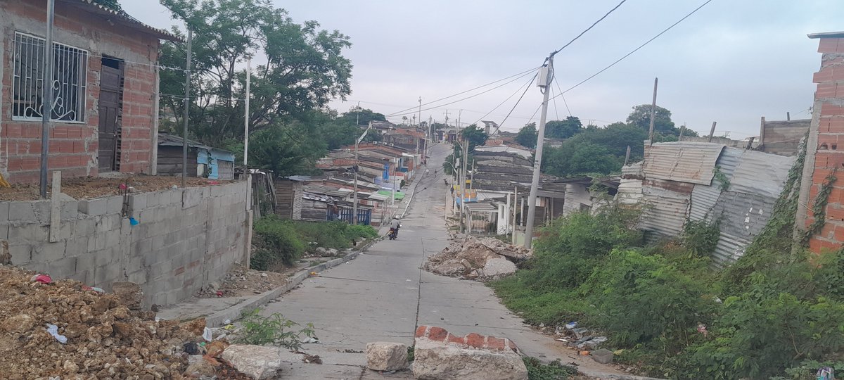 bcelsy's tweet photo. En el barrio Nueva Colombia hay preocupación, al suroccidente de Barranquilla, sus habitantes denuncian que las casas tiemblan. Temen a que colpasen como ocurrió el año anterior, al registrarse las primeras lluvias. Piden atención de la alcaldía.
@RCNBarranquilla https://t.co/2xP3lj0VYA