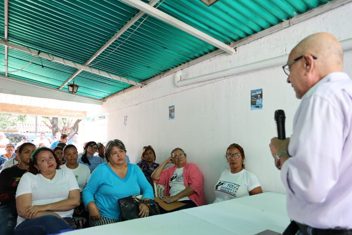 ajcaleca's tweet photo. Ayer fue un día estupendo. A Villa de Cura y San Francisco de Asís, en Aragua, llevamos nuestro mensaje y oímos y conocimos la realidad y la esperanza de sus pobladores. Despierta poco a poco el país, y una inmensa ola de entusiasmo barrerá con los responsables de la tragedia. https://t.co/S5tLlKVrcV