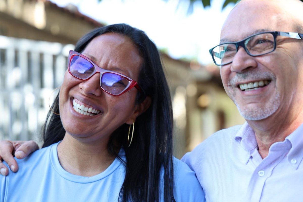 Ayer fue un día estupendo. A Villa de Cura y San Francisco de Asís, en Aragua, llevamos nuestro mensaje y oímos y conocimos la realidad y la esperanza de sus pobladores. Despierta poco a poco el país, y una inmensa ola de entusiasmo barrerá con los responsables de la tragedia.