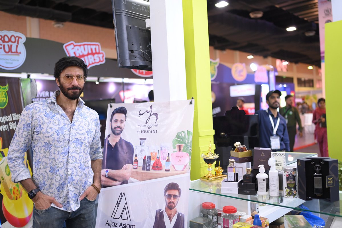 faizannriaz's tweet photo. Aijaz Aslam spotted at 1st International Food and Agricultural Exhibition 2023. He's interecting with visitors and chefs at Global Cuisine Show. @official_tdap
#TDAP #FoodAg2023 #GrowingASustainableFuture #FoodExhibition #AgricultureExpo https://t.co/Tr1dOeKNFX
