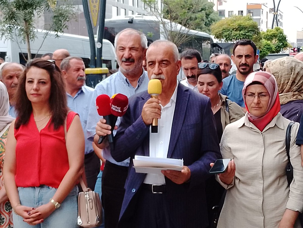 DEMPartiWan's tweet photo. Van'da su kesintilerine ilişkin  açıklama!

HDP, DBP, Yeşil Sol  Parti il örgütleri ve sivil toplum temsilcilerinin katıldığı açıklamada konuşan Eş Başkan Mustafa Avcı:" @vaskigm nün altı gün boyunca halkın içme suyu ve temizlik için gereken suyu nasıl karşılayacağını açıklamalı. https://t.co/0Tz1gzRsi7