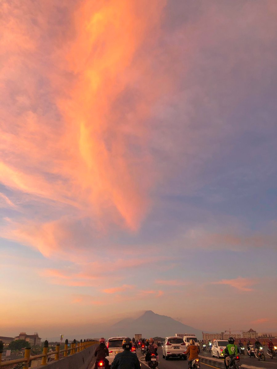 restartnil's tweet photo. cantik banget langit sore ini🍑🫶🏻 https://t.co/9UKbL3LLY9
