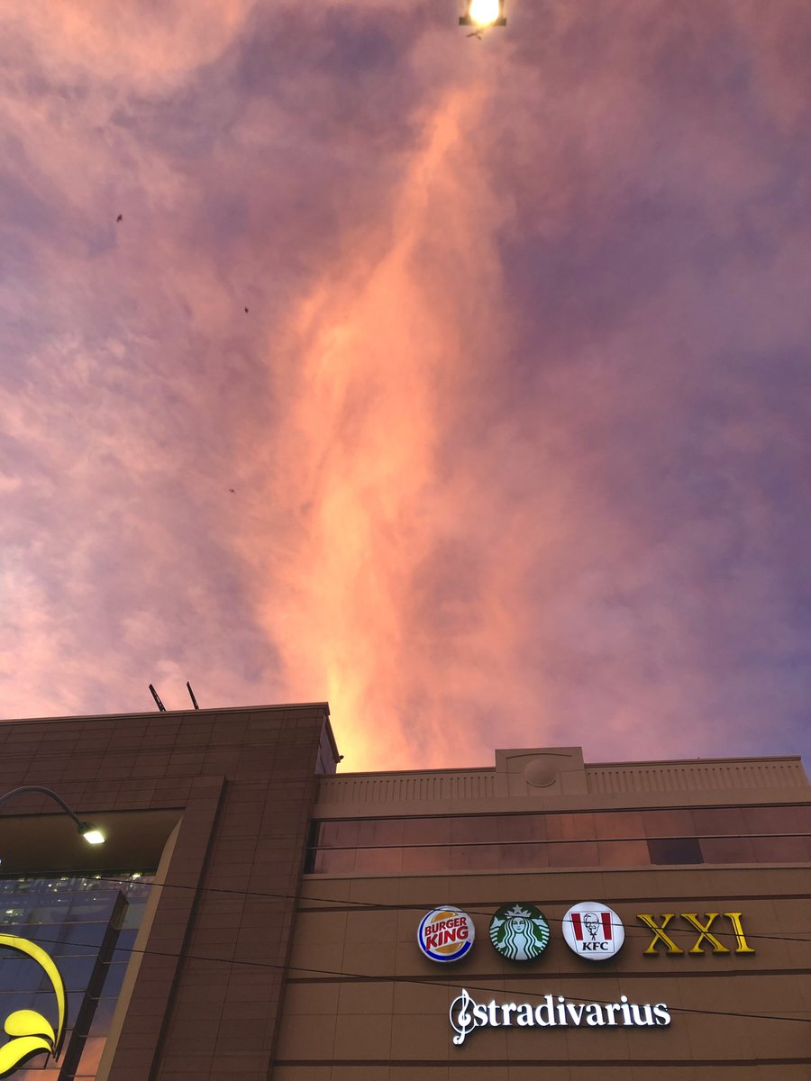restartnil's tweet photo. cantik banget langit sore ini🍑🫶🏻 https://t.co/9UKbL3LLY9