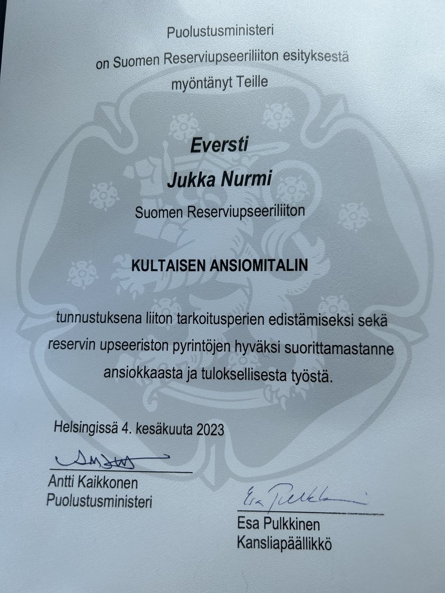 Vastaanotin tänään Haminassa Reserviupseeriliiton kultaisen ansiomitalin puheenjohtaja ⁦<a href="/Aaro_Makela/">Aaro Mäkelä</a>⁩ lta. Kiitän ja arvostan! Työ reserviupseeriston hyväksi jatkuu. ⁦<a href="/reserviupseeri/">Reserviupseeri</a>⁩ #RUL