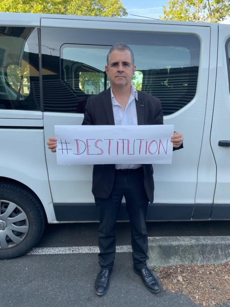 dupontaignan's tweet photo. Excellente initiative, sous l'impulsion de @David_vanH, pour en appeler à la destitution d'E. Macron partout en France.
Relayez un maximum et, vous aussi, partagez vos photos. Il faut que cela devienne viral ! https://t.co/AJNE1sCwDz
