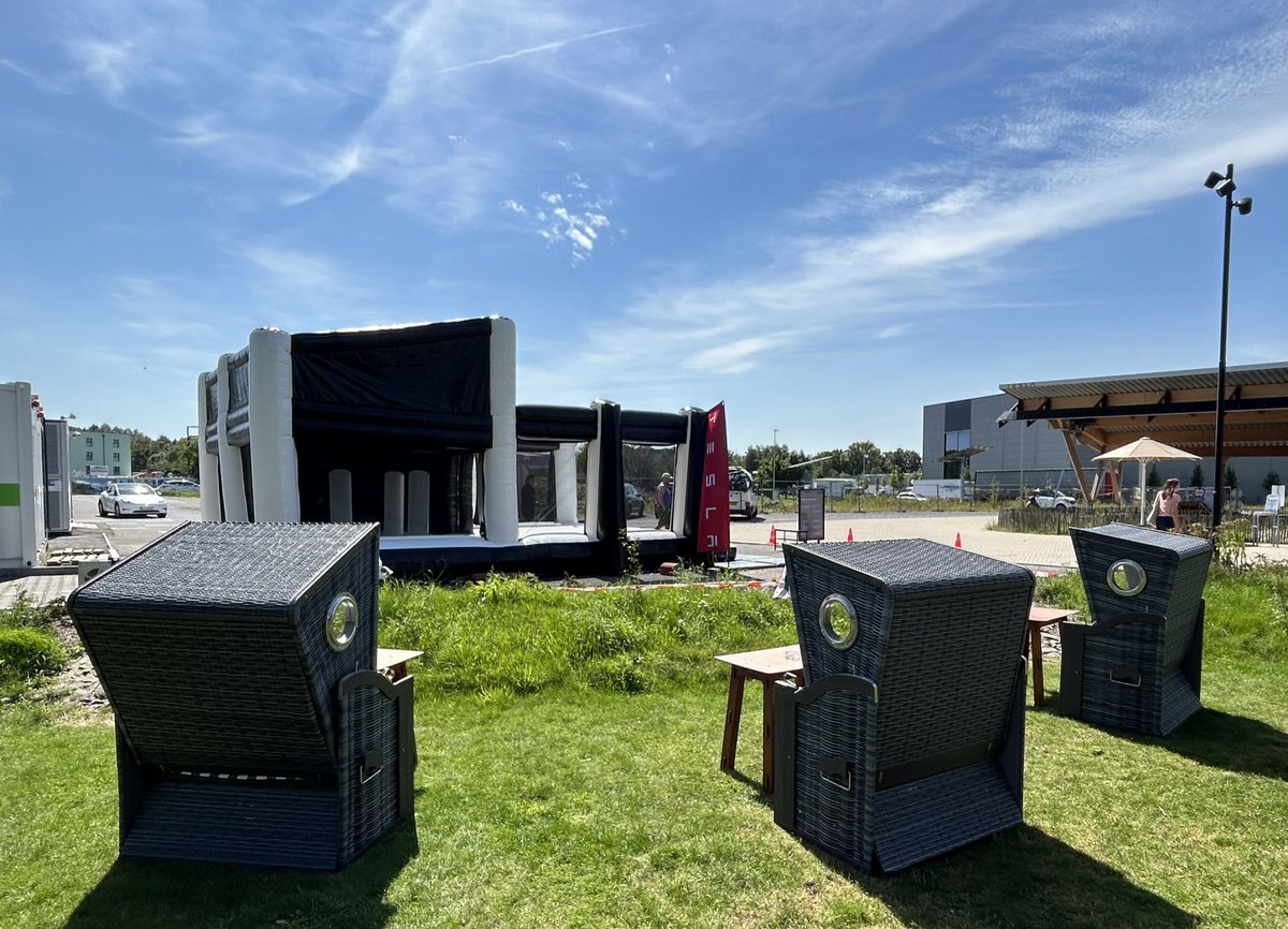 First pics of Tesla-Bouncer.
Heute und Morgen von 10-17 Uhr am Seed &amp; Greet in #hilden.
#Elektroautos #ErneuerbareEnergien #ladestation <a href="/TeslaCharging/">Tesla Charging</a> <a href="/Tesla/">Tesla</a>