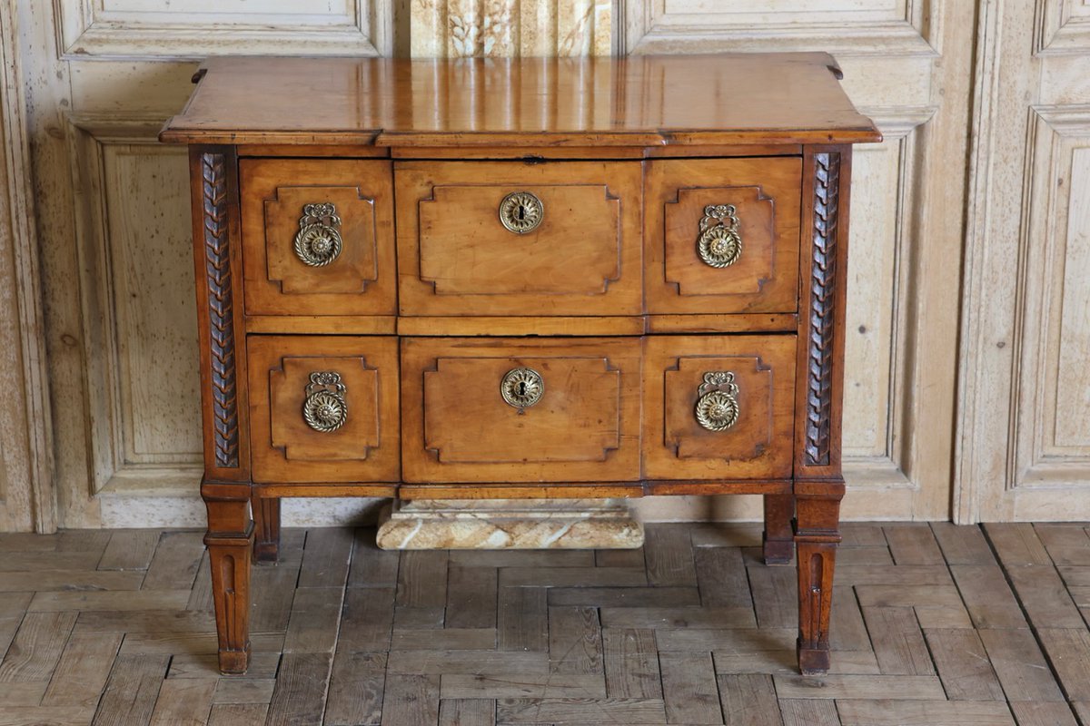 BrownriggUK's tweet photo. Late 18th century French Walnut Commode
https://t.co/CBPdjnAsPP
#walnutcommode #antiquecommode #walnutfurniture #antique #furniture https://t.co/Uj53NXns1e