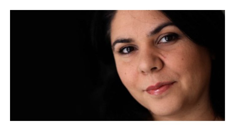 Ha muerto a los 51 años la escritora sarda #MichelaMurgia. 
Llegó a ser alta ejecutiva de una empresa, hasta que le pidieron que ocultase un vertido tóxico al mar. Se negó a hacerlo y denunció públicamente. Tras su despido, tuvo grandes dificultades para encontrar trabajo.