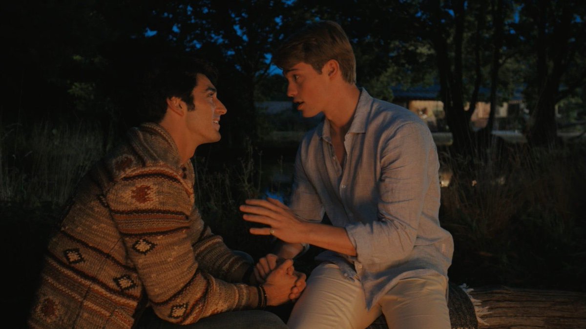 RWRBLAT's tweet photo. “‘Me enamore de una persona, que resulta ser un hombre y ese hombre resulta ser un príncipe. El conquistó mi corazón e hizo que mi vida fuera incomparablemente mejor. Amo a su Alteza Real”. 

#RWRBMovie 
#RedWhiteAndRoyalBlue https://t.co/v2palUYIAR