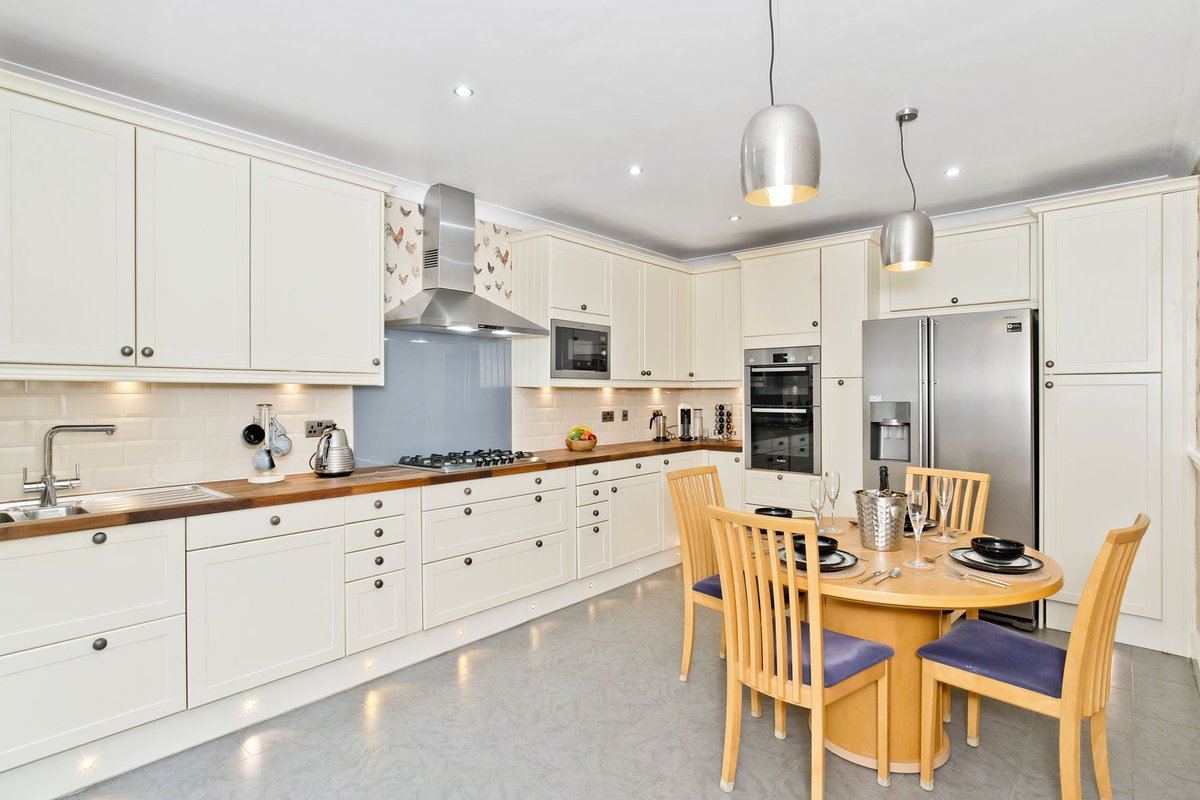 Cullertons's tweet image. 2A Coates Place, West End, Edinburgh, EH3 7AA
***FIXED PRICE - £625,000***
.
An impressive 3 bedroom main-door garden flat forming part of a handsome, C-listed Victorian building in the city’s exclusive West End.

#FixedPrice
#MustView
#gardenflat
#bespoke
#cullertonsproperty