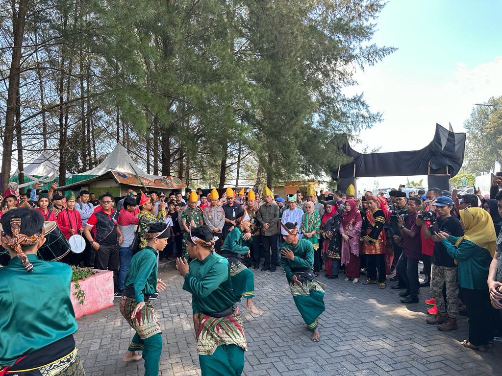 Ery_Junaidi's tweet photo. Launching Lomba Desa Wisata Nusantara Tahun 2023 yang diselenggarakan langsung di Wisata Pantai Apar, Desa Apar, Kota Pariaman, Sumbar
#DesaWisataNusantara
#GusMenteri
#LDWN2023
@jokowi
@halimiskandarnu
@kemendespdtt
@malik_haramain
@imansyukri 
@taufikmadjid71
@yusradaridesa https://t.co/IcVK5948tz