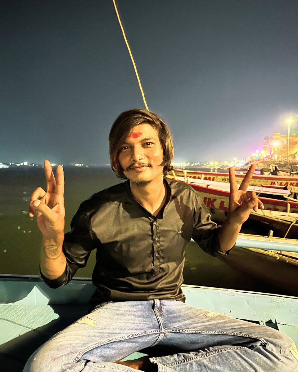 AmargiLife's tweet photo. "Babaji" he said, as he approached me "You look like Lord Shiva"
"Oh..thanks" I replied.
🌞
His mind - fiercely intelligent. His heart - full of compassion. His hands - always serving others.
🔥
He said: "Everything just is. No past, no future"
#NomadLife #ForTheFree https://t.co/55he6m2YiC