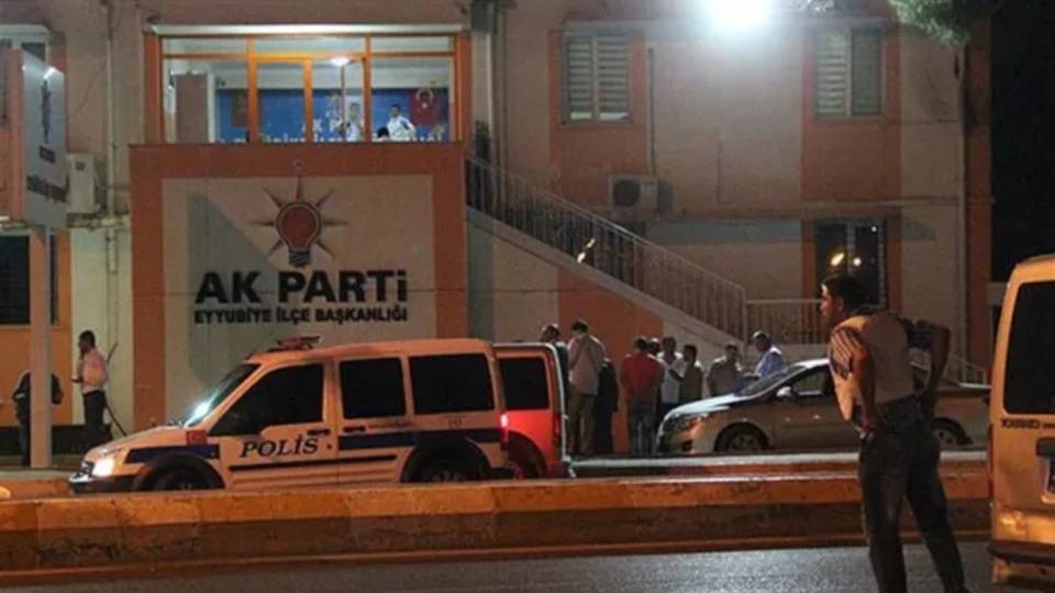 Urfa'da AKP binasına saldırı davasında 4 kişi hakkında 'devletin birliğini ve ülke bütünlüğünü bozma' suçlamasıyla verilen ağırlaştırılmış müebbet hapis cezaları Yargıtay tarafından onandı.