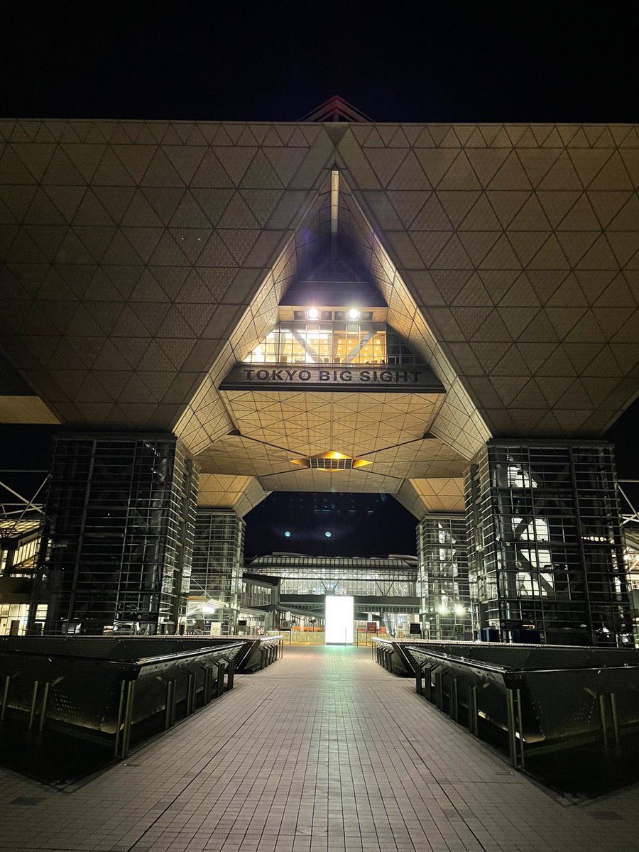 comiketofficial's tweet photo. コミックマーケット102設営日のX運用終了です。準備を終えてビッグサイトを後にします。
いよいよ明日からが本番！暑くなる予報です。熱中症対策や体調管理をしっかりとお願いします。
ハレの日のご参加をスタッフ一同お待ちしております。 #C102 https://t.co/bSy3uL20os